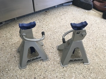 Renting Out: 2 Jack Stands