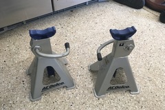 Renting Out: 2 Jack Stands